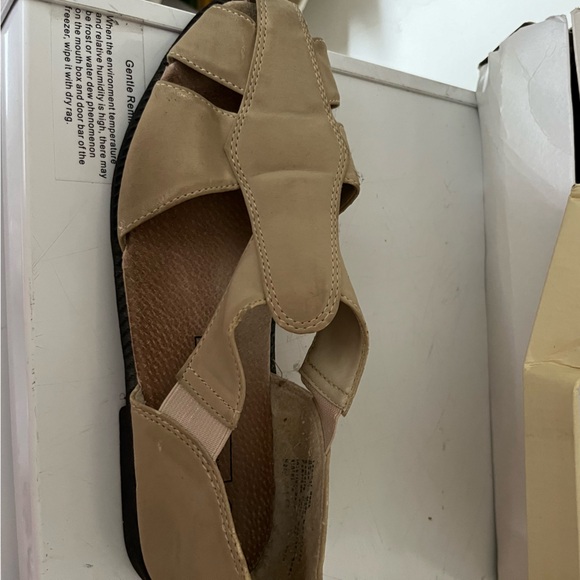 COMFORT PLUS | Tan flats, Size 8M - Picture 1 of 1